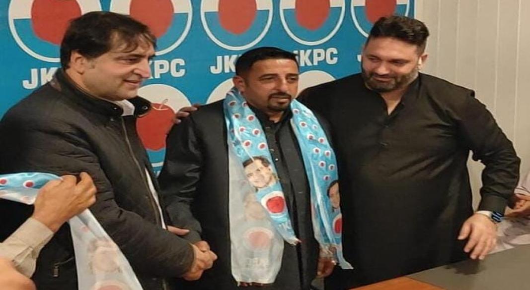 Sajad Lone welcomes former chairman MC Ganderbal, associates in PC